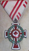 EHRENZEICHEN ROTES KREUZ II Klasse mit der Kriegsdekoration 